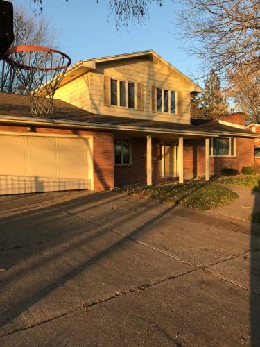 Family friendly spacious with jacuzzi & fireplace!