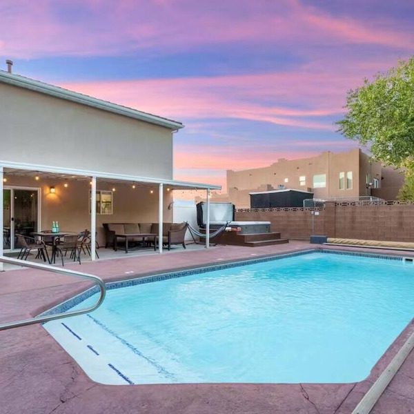 Family Getaway: 4BR, Pool & Spa, – Sleeps 10