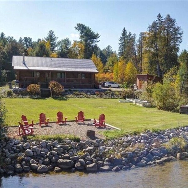 Family Oriented waterfront Log Cabin with hot tub