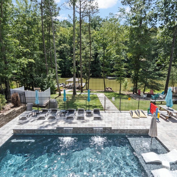 Family Resort! MINI GOLF, heated pool, lakefront, hot tub, game & theater room!