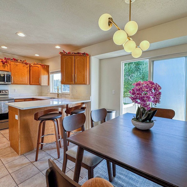 Family Retreat Near SLC Airport 6 BR 3.5 Bath