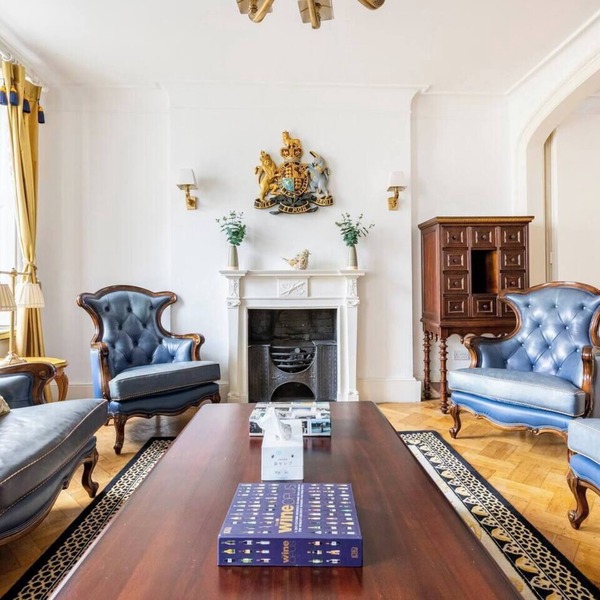 Family Royal 4 Bed Belgravia Residence by Buckingham Palace