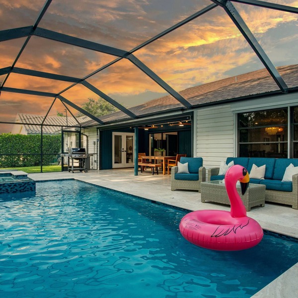 Family Summer Getaway ~ 5 Min to Beach ~Pool+ Spa~