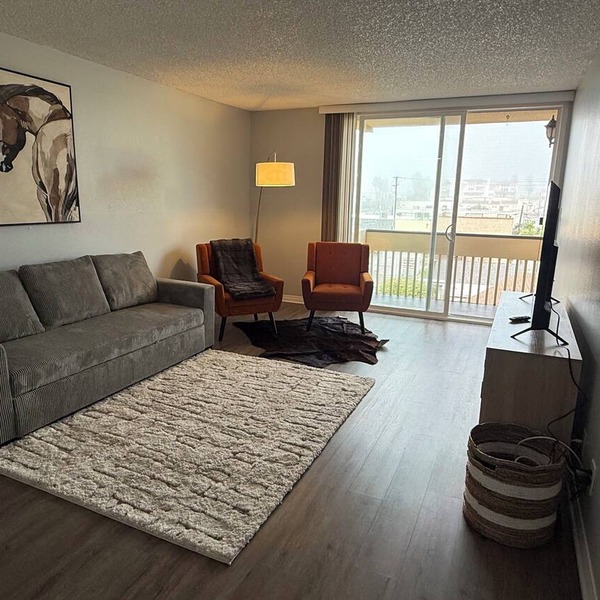 Fantastic 1bed/1bath with an ocean view steps from the beach in Redondo Beach
