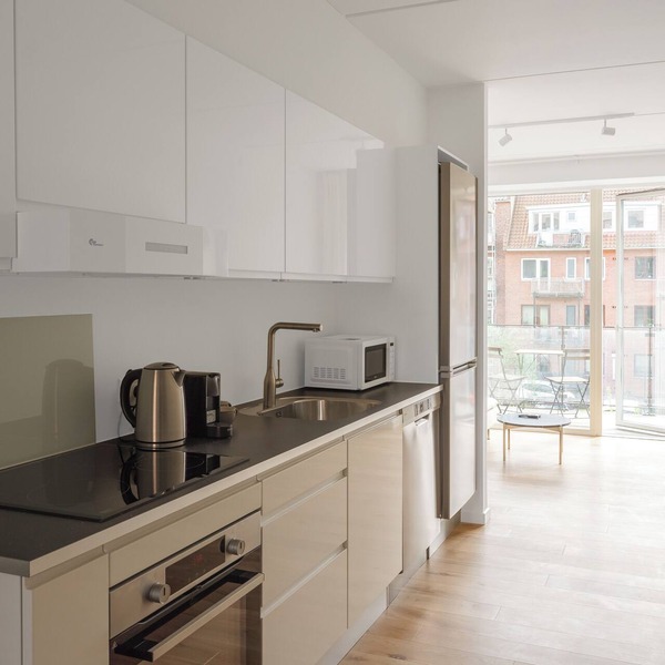 Fantastic 2-bed with large private balcony - 385