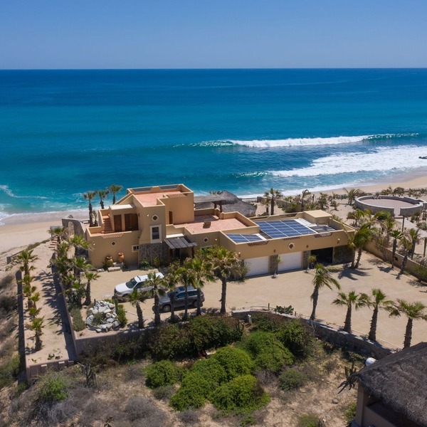 Fantastic Beachfront property with infinity pool, private beach & AC!