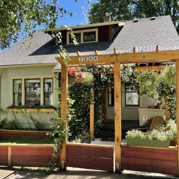 Fantastic Bungalow with Hot tub, Decks, Close to everything, modern and clean
