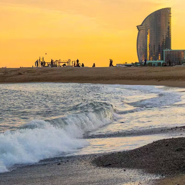 Fantastic GroupFlat: 12-Bedr. 5-Bathr. for 19 people, Central Barcelona! Ask us!