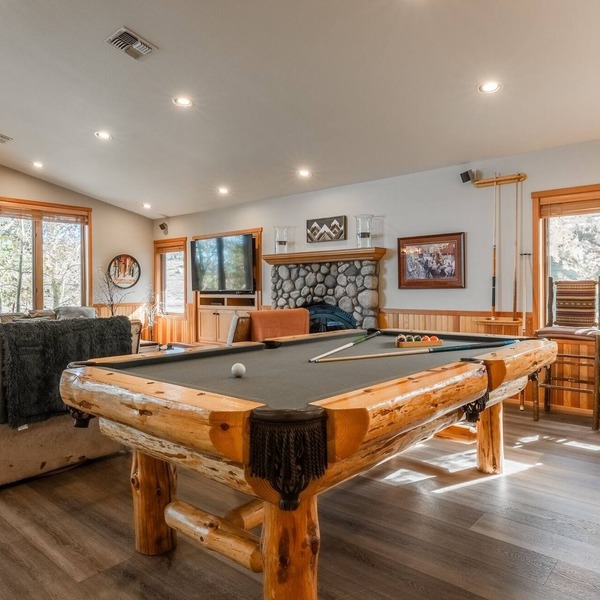 Fantastic Mountain Townhome! Shared Hot Tub! Pool Table! Views!