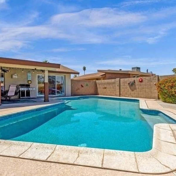 FANTASTIC VACATION RETREAT! HUGE POOL! CENTRALLY LOCATED-TONS OF EVENTS!