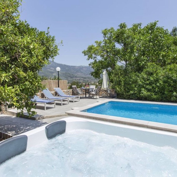 Fantastic Villa with Pool, Whirlpool, Terraces, Mountain View, Air Conditioning & Wi-Fi