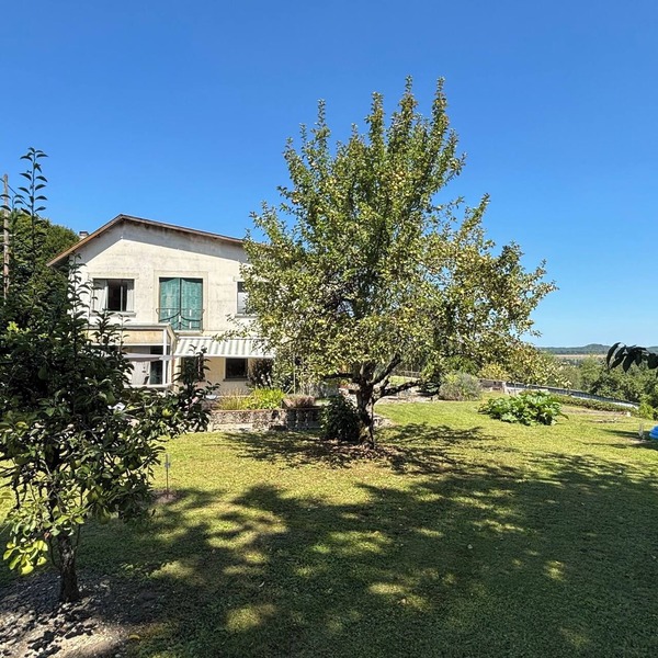 Fantastically located, spacious family home, unique views. Lots of space.Top with kids