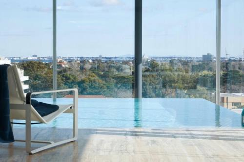 Fawkner Residence 1B2B condo Smart TV