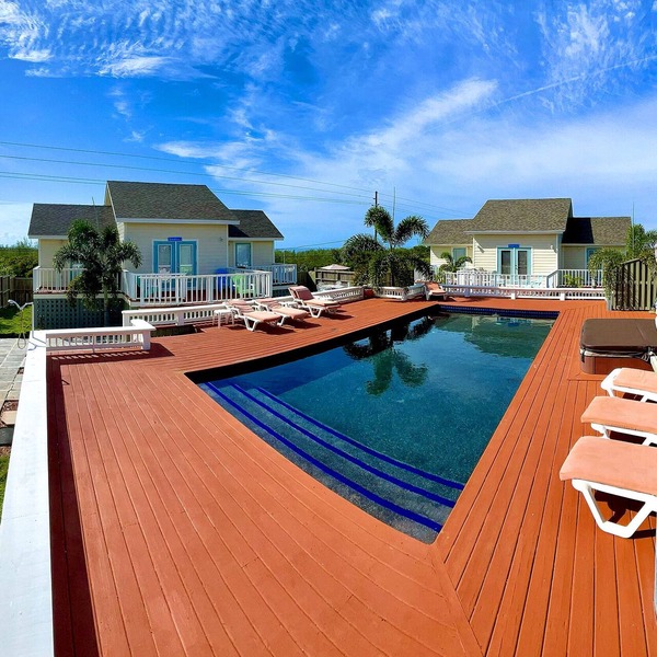 Fenced Property, Near all Beaches, Pool, Hot Tub, Sundeck, Firepit, Grill, Wi-Fi