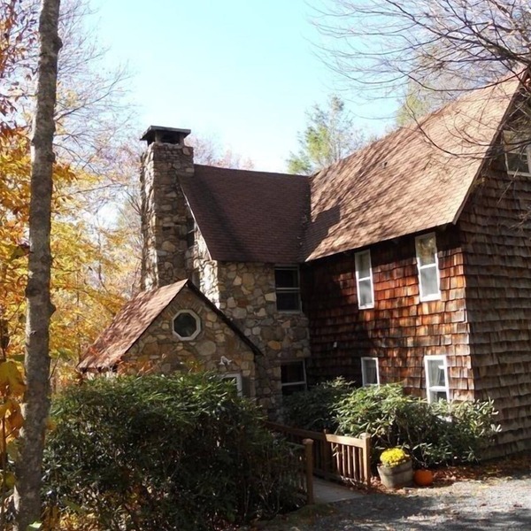 FIELDSTONE AND LOG HOME ON BEECH. Ski season dates available at 2024 prices!
