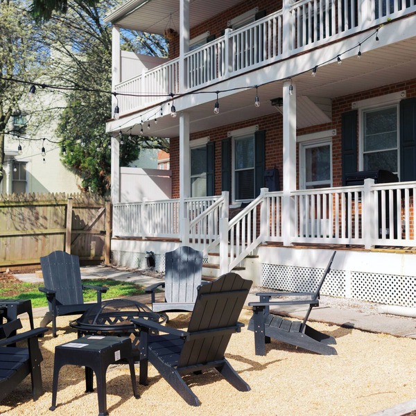 Fire Pit, Game Room, 15 min to Hershey with King Bed, Entire house