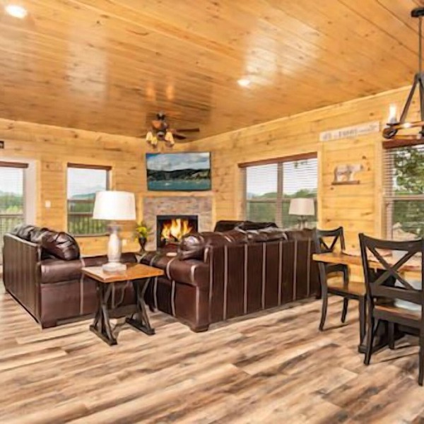 Firefly is a spacious, yet cozy, four-bedroom cabin in Bear Cove Falls.