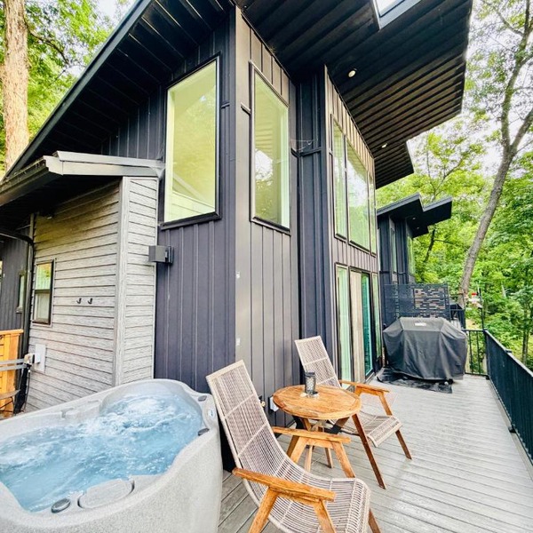 Firefly2 - luxury lakeside treehouse with hot tub