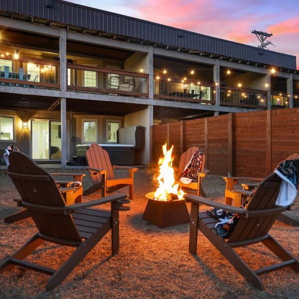 Fireside Grove | Downtown Stay w/Hot Tub