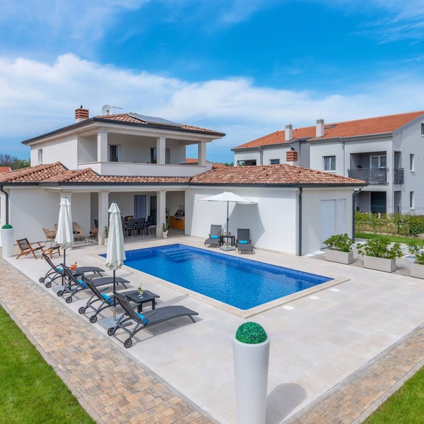 First-class villa with pool, 9 km from Poreč