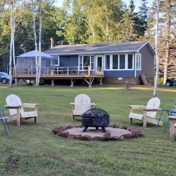 Five-minute walk to the sandy beach: Starfish Cottage awaits.