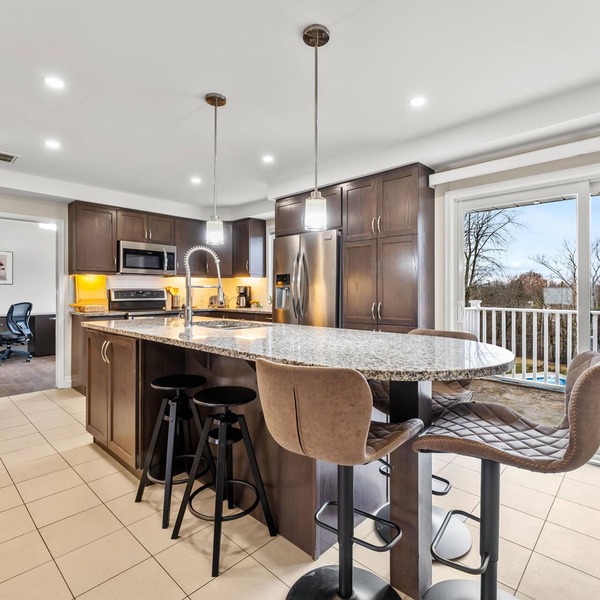 Five star equipped 4 bedroom plus pull out in bsmt, near lake, downtown/Queen's