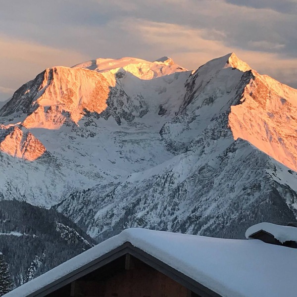 Flat 6 to 8 p. at the foot of the Saint Gervais-le Bettex ski slopes.