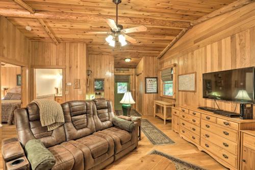 Fletcher Cabin: Wraparound Deck & Pond Access