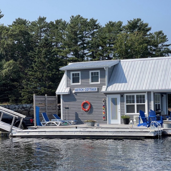 Floating Cottage on The LaHave River close to beaches, golf, on Lighthouse Route