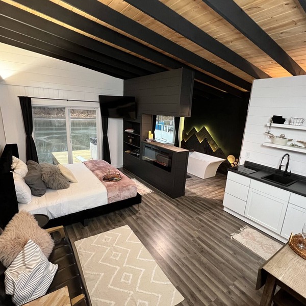 Floating Studio Cabin. HOT TUB!