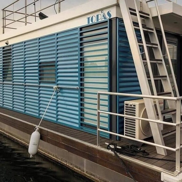 Floatinghouse Topas: 44 m² houseboat with lake view, wood-burning stove & terrace