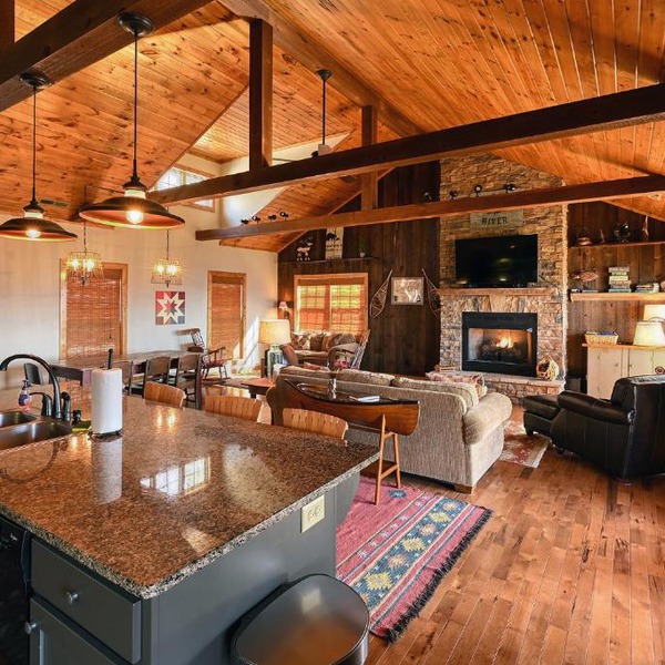 Flying Squirrel Lakeview House - Spacious House with Private Deck and Hot Tub