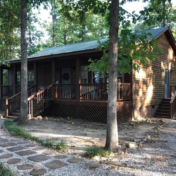Folk Cabin! Secluded Modern 2 BR/2 Full Bath Cabin just behind Ozark Folk Center