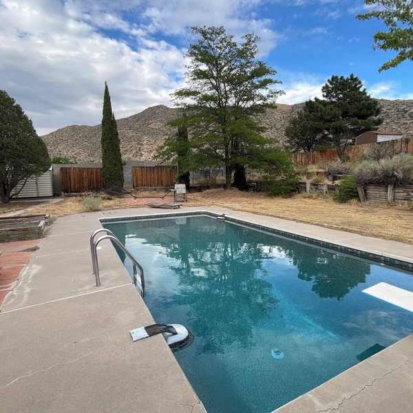 Foothills 4BR house w/Heated Pool, Hot Tub and pool table!