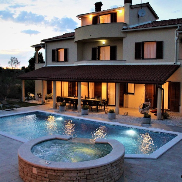 For large group, pool 50 m2-option heated pool, Jacuzzi, 4 km beach, sea view