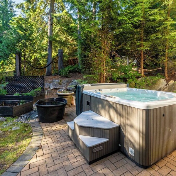 Forest Getaway 2 Bedroom Suite with Hot & Cold Tub