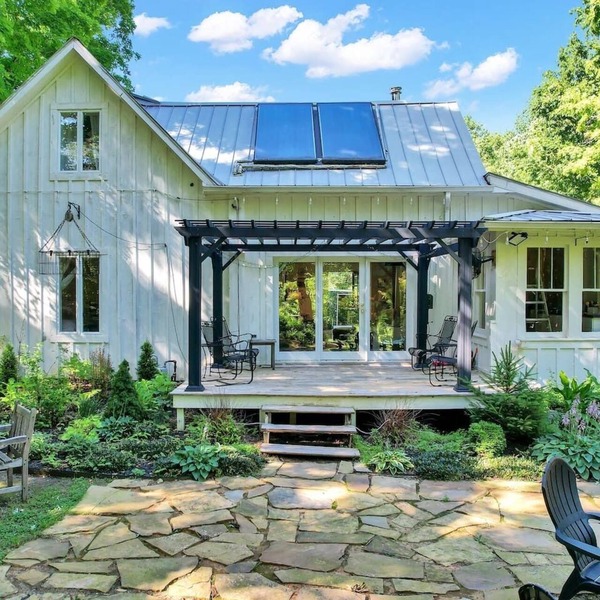 Forest Retreat: Poolside Bliss Close to Campus