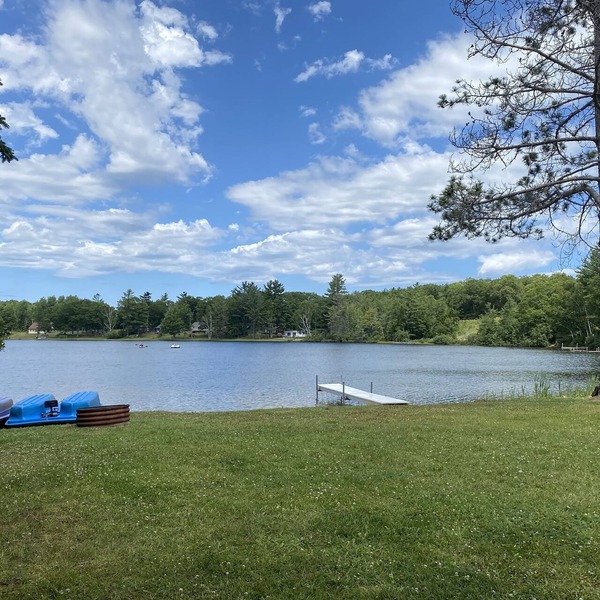 Four Bedroom Family and Pet Friendly Home on a Quiet, Private LAKE!