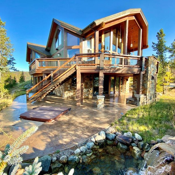 Four master suites, VIEWS! Hot tub, private ski SHUTTLE, sprawling entertaining areas!
