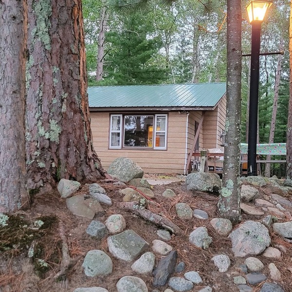 Four season fun, classic LAKEFRONT cabin for families!