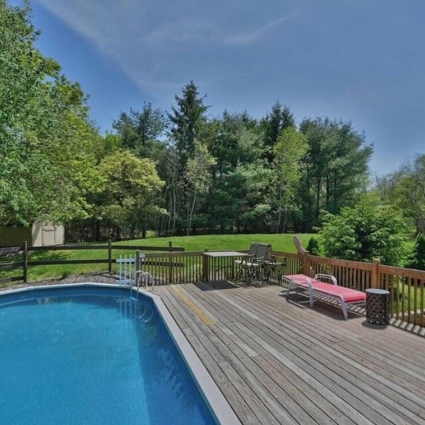 Four seasons vacation home 4 BR with outdoor Hut tub and swimming pool.
