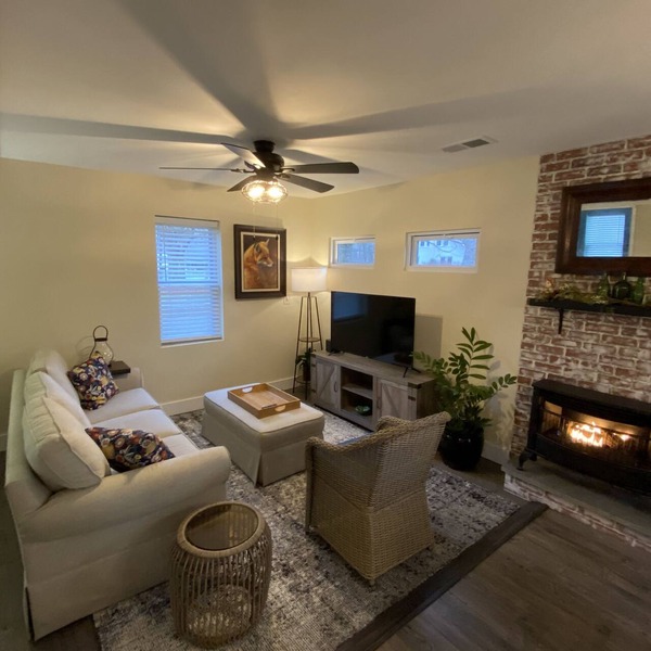 Fox Ridge Cottage! Pets welcome! No cleaning fee!