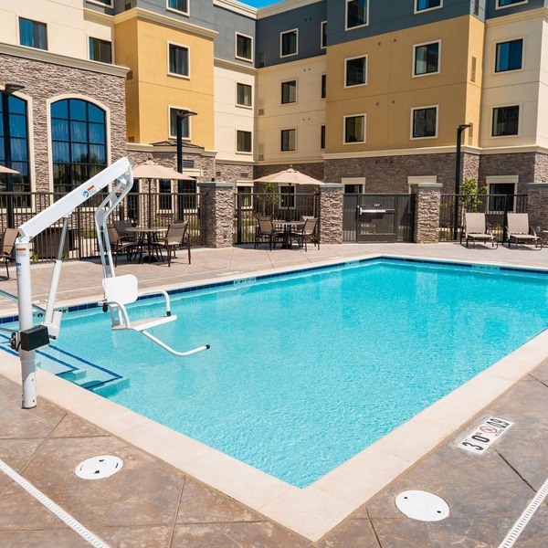 Free Breakfast. Pool. Shared BBQ. 30 Min to Oakland Zoo!