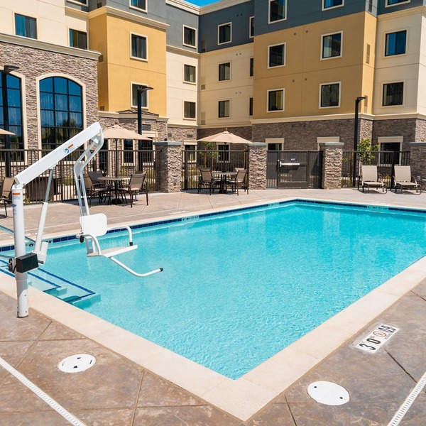 Free Breakfast. Pool. Shared BBQ. 30 Min to Oakland Zoo!