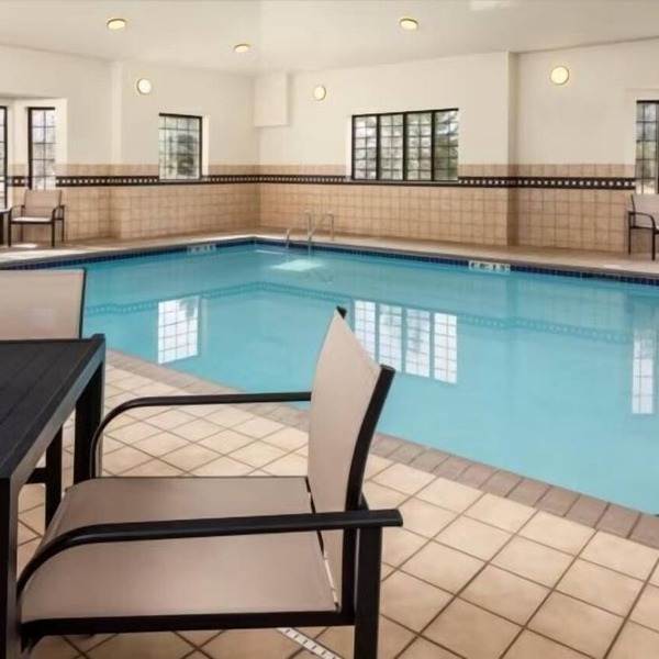 Free Breakfast. Pool & Hot Tub. Relaxing Retreat!