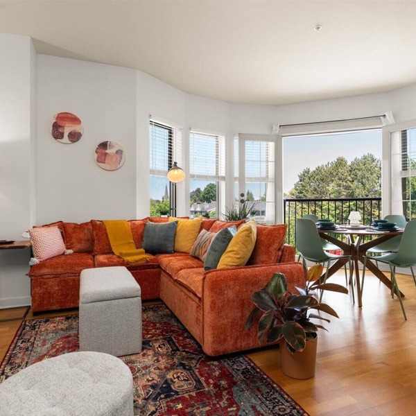 Free Parking Chic King Bed 95 Walk Score Huge Patio!
