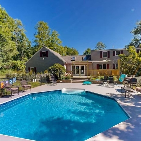 Freeport Landing Spacious 4-bdrm house pet friendly, swimming pool, private yard