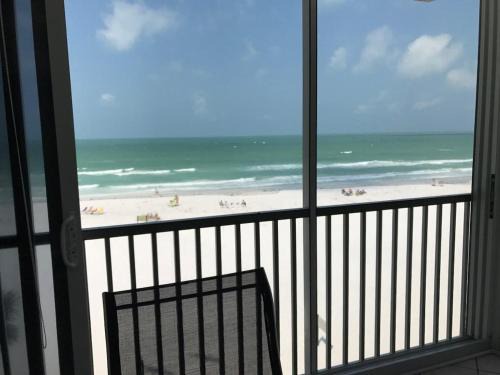 Full beachfront Condo - Gulf view- Sunsets - Pool - Chairs