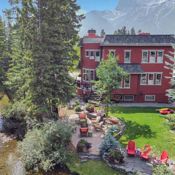 Full-Home Rocky Mountain Creekside Retreat. Mountain Views & Family Friendly