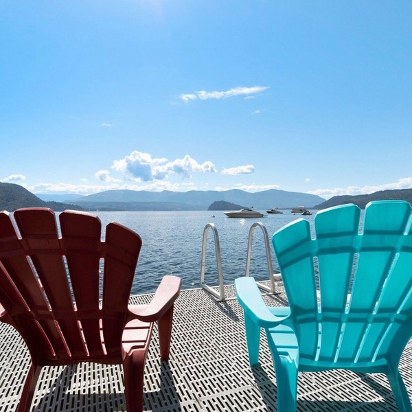 Full Lake Front Cabin on the Shuswap! Sleeps 13